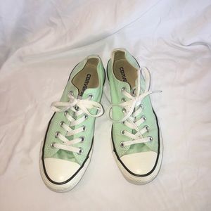 Peppermint Converse low tops size 8!
